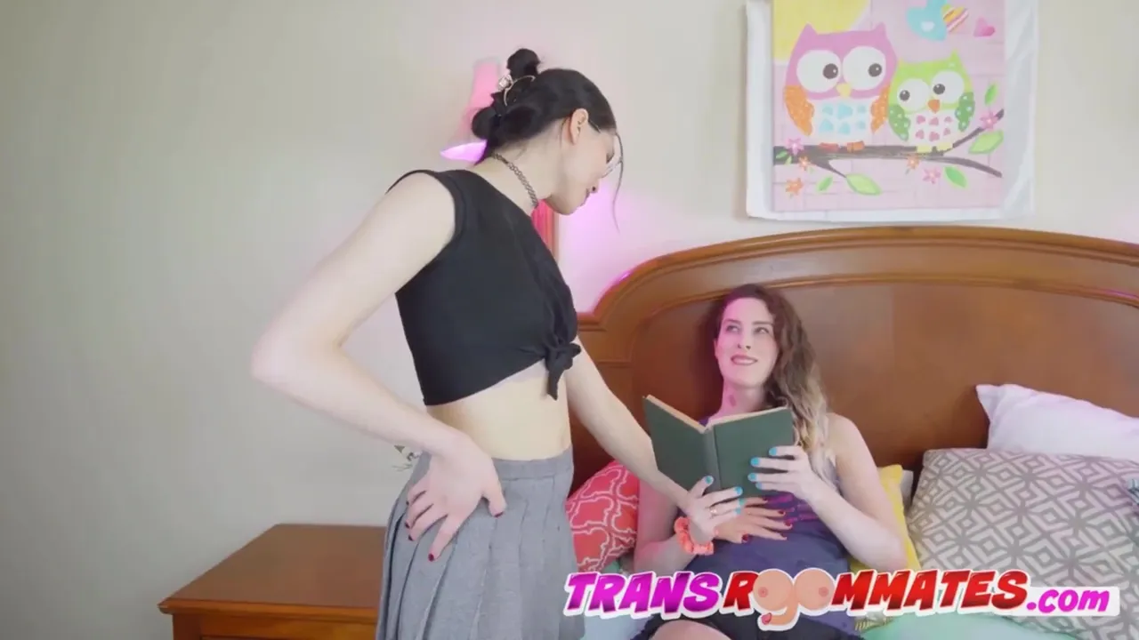Trans-Mitbewohnerin von ihrer asiatischen Freundin zum Ficken ausgetrickst Bild Bild