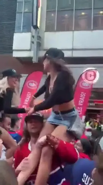 Festival público en topless