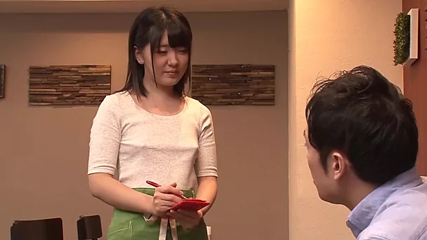 Serveuse japonaise avec des mamelons pointus durs baisée par le client