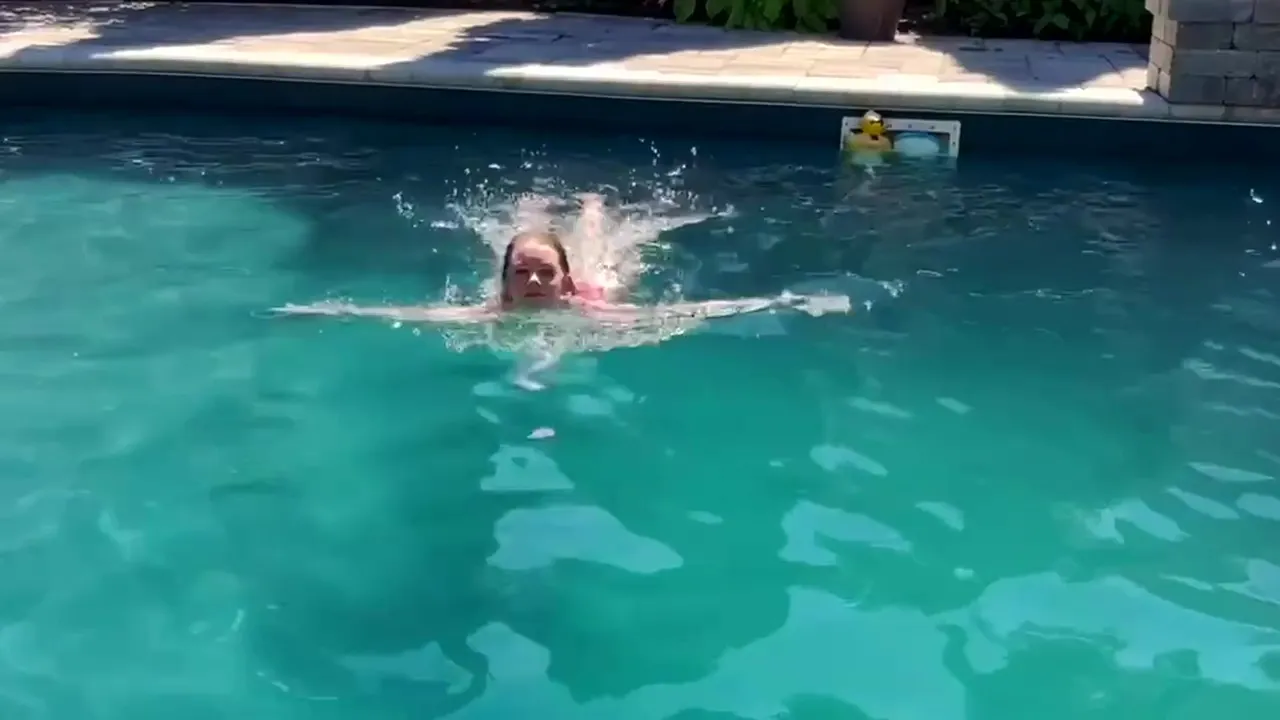 Qui passerait du temps avec moi au bord de la piscine ? ☀️