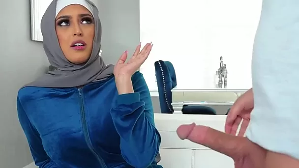 Muslim babe in a hijab lets in a neighbour, but eventually they  get so horny that they decide to fuck