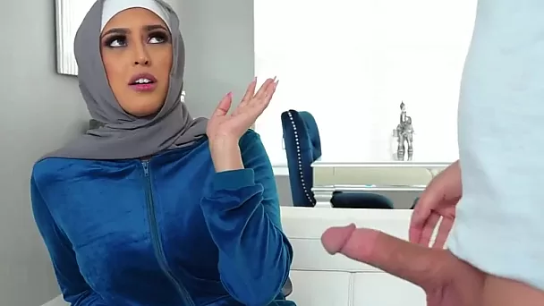 Moslim babe in een hijab laat een buurvrouw binnen, maar uiteindelijk worden ze zo geil dat ze besluiten te neuken