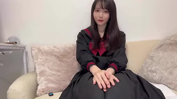 Studentessa giapponese si masturba in collant senza mutandine