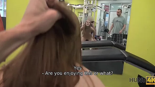 Geiler rothaariger Teenie mit dickem Hintern betrügt ihren Freund im Fitnessstudio für Geld mit einem Fremden.