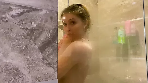 Milf bruna con il culo a bolle permette al figliastro di scoparla sotto la doccia