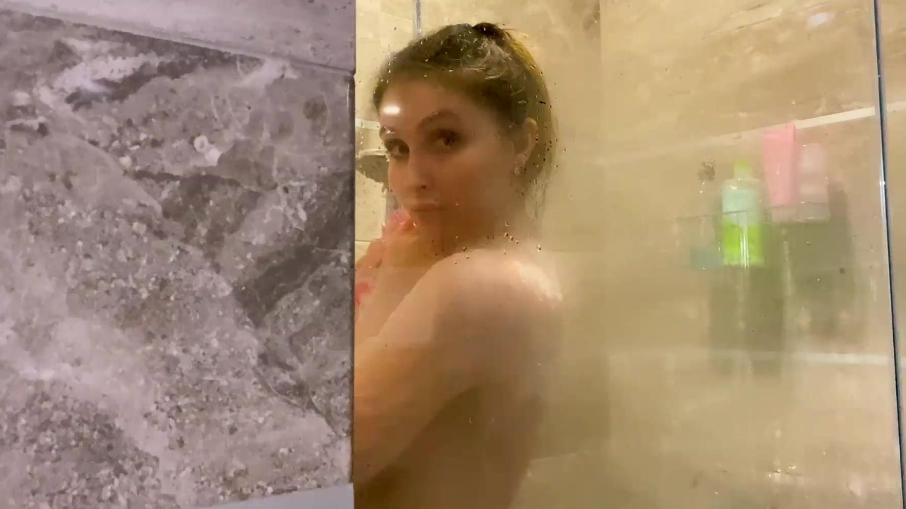 порно видео брат подглядывал за сестрой в ванной фото 49