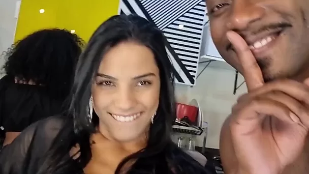 Bbc fode latina bunda grande na frente de seu amigo que depois se junta a eles.