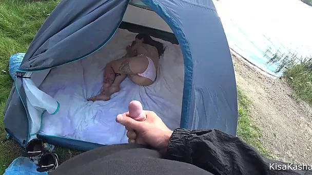 L'amante del campeggio ha dimenticato di chiudere la tenda e al mattino un cazzo nella sua figa l'aspettava