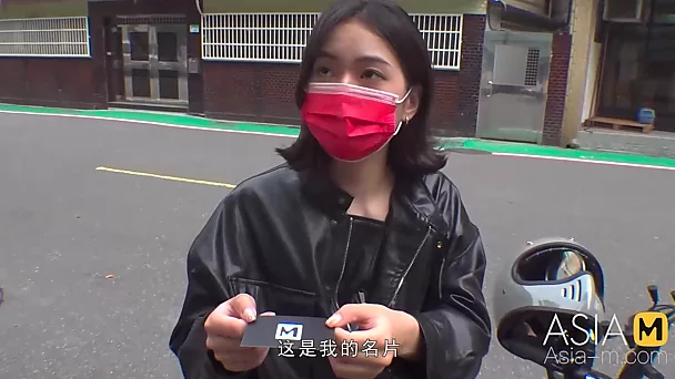 在中国街头捡到一个青少年，得到一个放荡母狗的口交和搭便车。