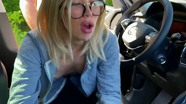 Rubia con labios grandes chupa polla en el auto