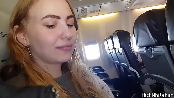 Novia desvergonzada hace una mamada en público y una paja durante el vuelo