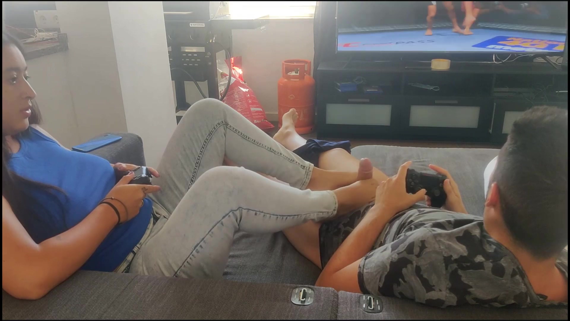La petite amie dun ami donne un footjob pendant que nous jouons à la PS5 image