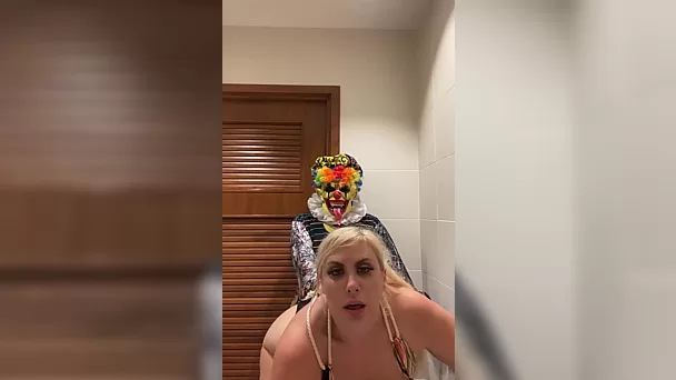 Bbw MILF baise avec un clown effrayant dans des toilettes publiques.