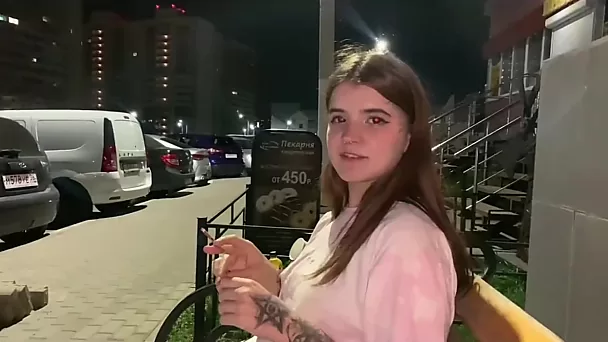 Chica adolescente tatuada regordeta folla en la entrada