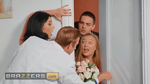 La mariée aux gros seins trompe le marié avec un médecin avant le mariage!