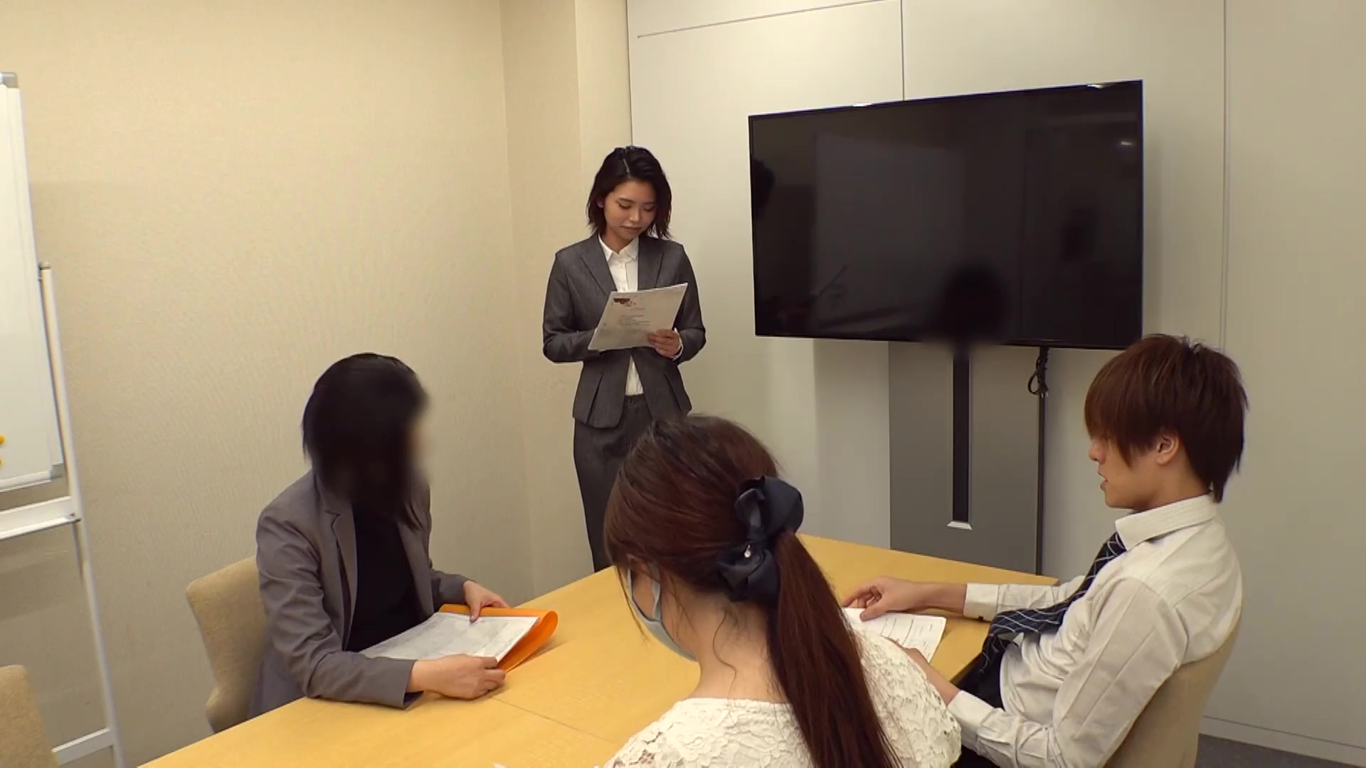 18-jähriger japanischer Angestellter wird vom Chef im Büro grob in haarige Muschi gefickt