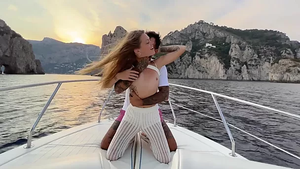 Rica belleza adolescente hace el amor con el capitán del barco en el mar