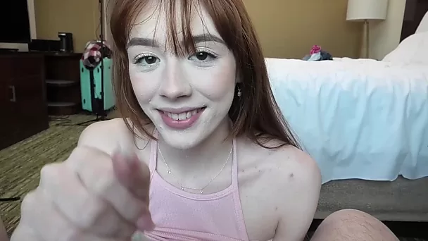 Минет от первого лица 18-летней рыжей на кастинге в любительском видео