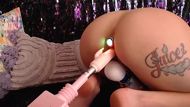 Лия Готти пробует секс-машину и другие вибро-игрушки на веб-камеру