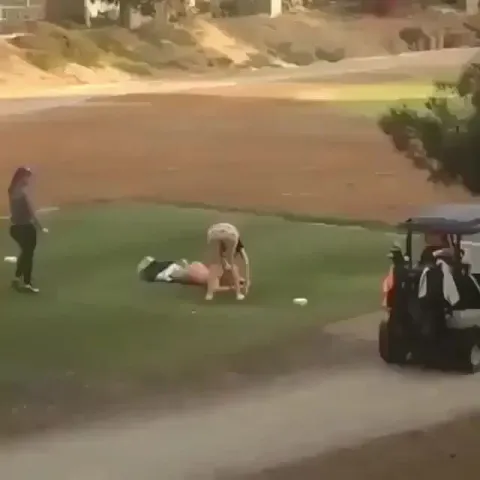 Meninas brancas jogando golfe