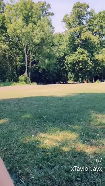 Dando um toquezinho no parque depois de perceber que os caras estavam olhando para mim relaxando em minha mini calcinha de biquíni