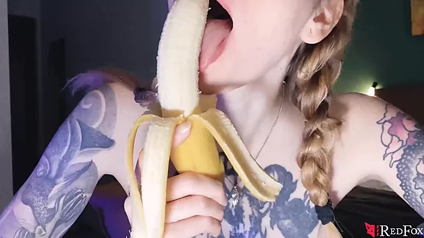 Zierliche Schlampe lutscht Banane zu lüstern - Solo