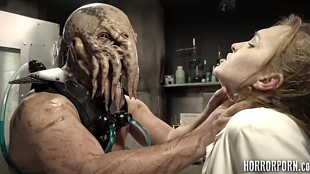 Filme pornô de terror: Cthulhu ressuscitado com pau ereto fode bela médica sedutora bell claire