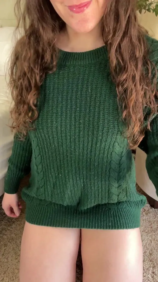 rozczochrane włosy i duży sweter