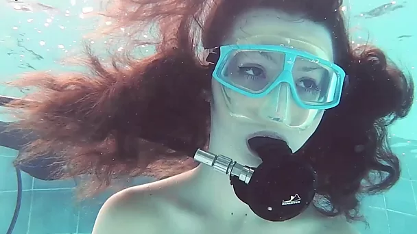 Emi Serene schwimmt nackt unter Wasser