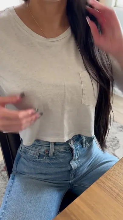 Ich trage oft weite Crop-Tops, daher haben die meisten Leute, die mich sehen, keine Ahnung, was darunter ist. Aber ich finde es toll, dass du es sehen kannst