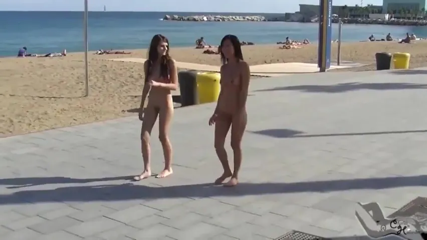 Agi e sua amiga Andrea atrasadas no calçadão da praia II