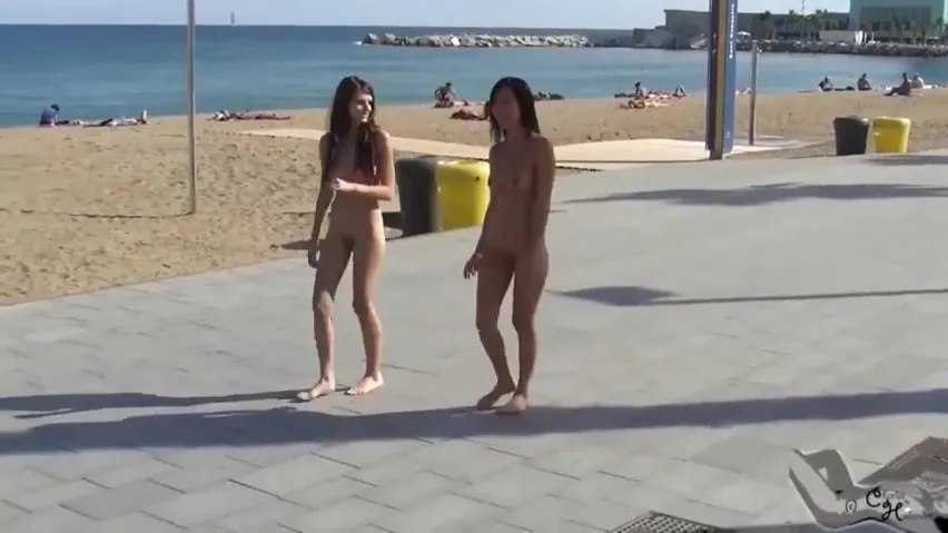 Agi y su amiga Andrea rezagadas en el paseo marítimo II