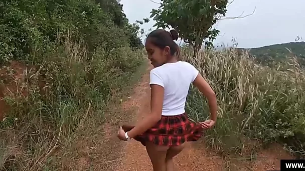 Pequeno adolescente asiático em uniforme escolar me leva em um lugar remoto para ter uma foda selvagem