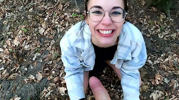 Oraler Vlog mit Teenie-Paar. Mädchen mit Brille bläst in der Öffentlichkeit und isst Sperma