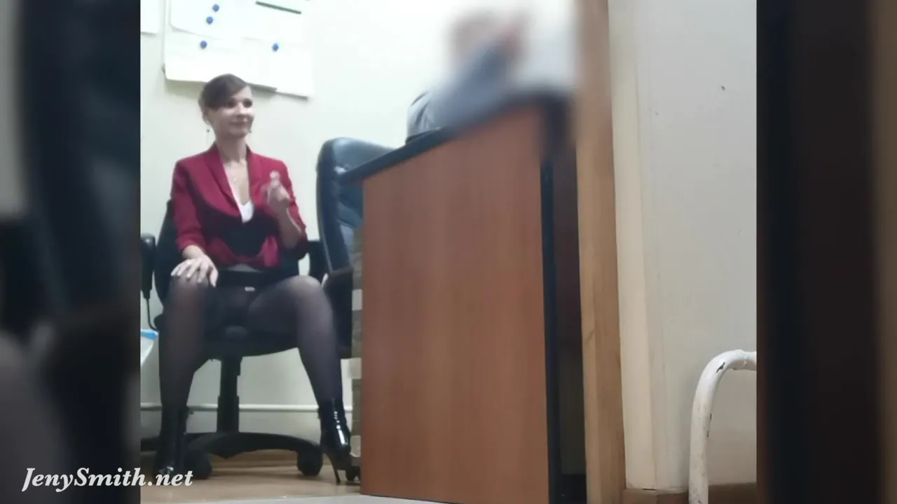 La secrétaire russe a obtenu un emploi et montre sa chatte en secret en train de filmer en solo.