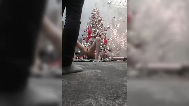 Ehrliches Weihnachtsfoto-Shooting für ein sexy brünettes Teenie-Mädchen und ihre verspielte Muschi