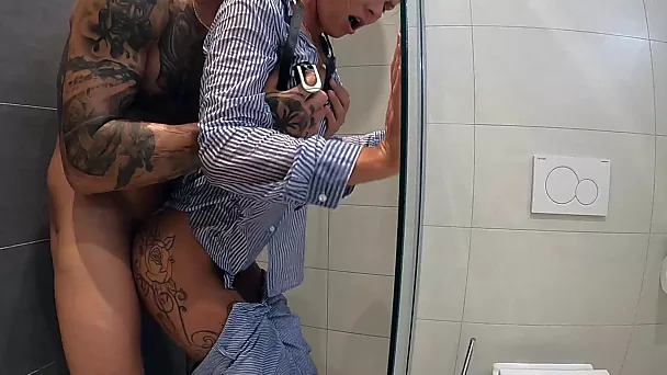 La calda claudia mac si unisce al marito nella doccia per una scopata violenta