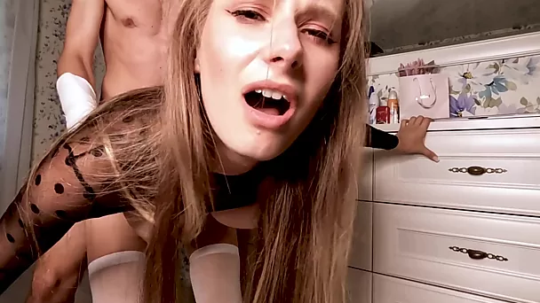 La ragazza russa gioca a nascondino con il suo fidanzato e si fa scopare quando viene trovata