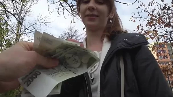 Ich habe einem armen Teenager viel Geld für einen Blowjob und eine nasse enge Muschi angeboten.