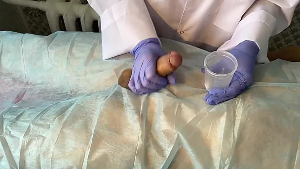 Milf enfermeira coletando esperma do pênis de um doador gentil