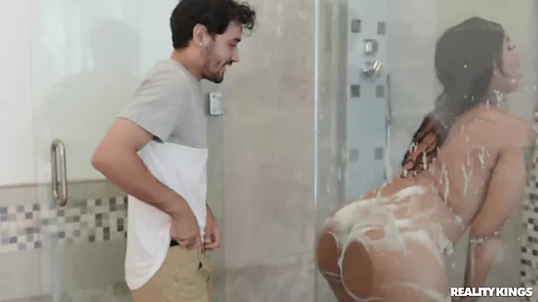 Un ragazzo ha seguito l'ebano nel suo bagno e lei non ha potuto fare a meno di accettare una scopata bagnata