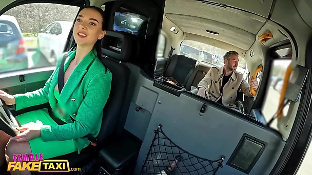 Женщина-таксист трахается с пассажиром на заднем сиденье