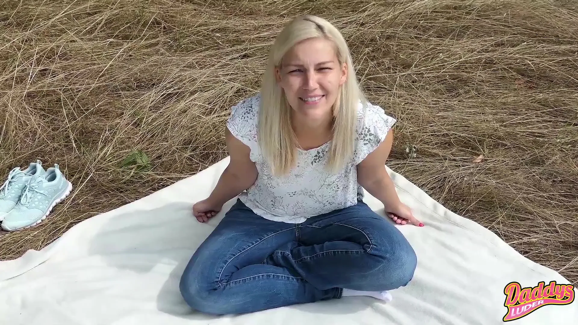 Erster Outdoor-Sex mit Creampie und Cumshot für eine Blondine Foto