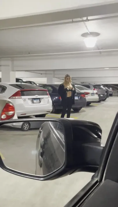 Miga na środku parkingu