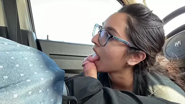 Secretária faz um boquete incrível no estacionamento - pornô amador