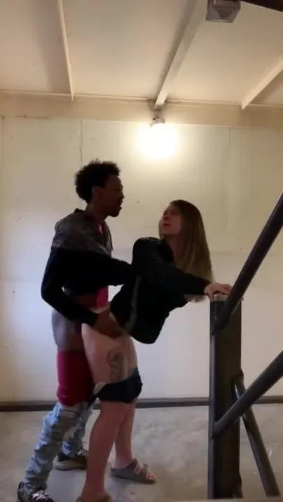 Une petite amie blanche prend une bite noire dans l'escalier