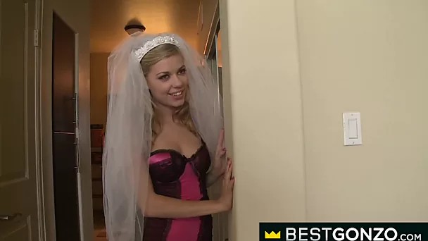 Секс в первый день медового месяца с красивой новобрачной невестой
