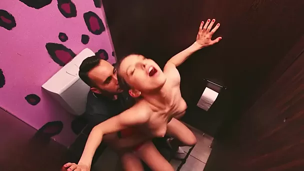 Vidéo de compilation xxx de boîte de nuit mettant en vedette des putes sales et insatiables