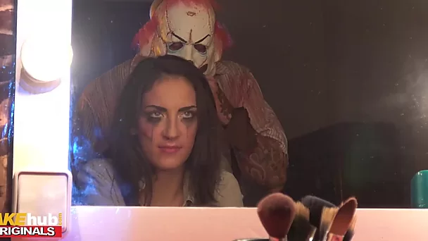 Teen hatte keine Angst vor dem gruseligen Clown hinter ihrem Rücken, weil sie einen Fetisch für sie hat