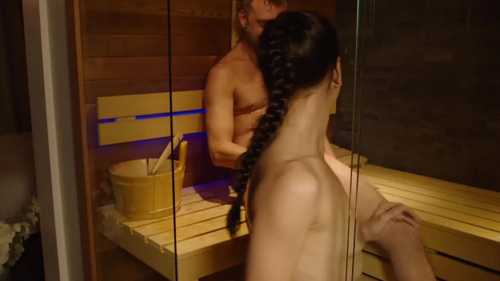 La temperatura nella sauna è aumentata a causa del caldo sesso anale Immagine